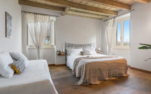Preseglie Lake Garda: Bett, Möbel, Interior Design, Schlafzimmer, Bedding, Fussboden, Flooring, Wand, Bettdecke, Holz