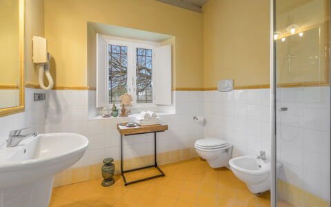 Preseglie Lake Garda: Flooring, Interior Design, Armatur, Fussboden, Decke, Installation, Zuhause, Zapfhahn, Zimmer, Badezimmer