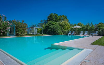 Preseglie Lake Garda: Schwimmbad, Blau, Resort, Verbundwerkstoff, Freizeit, Schatten, Eco Hotel, Thermae, Water Feature, Freizeitzentrum