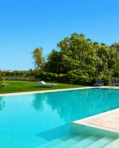 Preseglie Lake Garda: Schwimmbad, Blau, Wasser, Resort, Verbundwerkstoff, Water Feature, Schatten, Freizeit, Eco Hotel, Garten