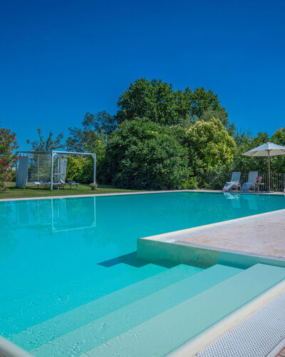 Preseglie Lake Garda: Schwimmbad, Blau, Resort, Verbundwerkstoff, Freizeit, Schatten, Eco Hotel, Thermae, Water Feature, Freizeitzentrum