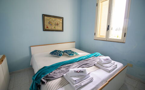 Celeste'S House in Torre Dell'Orso: Möbel, Schlafzimmer, Interior Design, Bett, Bettdecke, Fussboden, Bedding, Linens, Zimmer, Bettrahmen