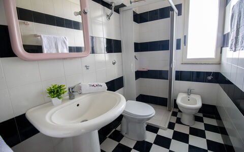 Celeste'S House in Torre Dell'Orso: Flooring, Armatur, Fussboden, Interior Design, Toilleten Sitz, Toilette, Badezimmer, Installation, Fliese, Sinken
