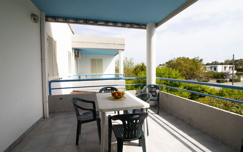 Celeste'S House in Torre Dell'Orso: Schatten, Balkon, Stuhl, Gartenmöbel