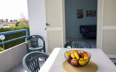 Celeste'S House in Torre Dell'Orso: Möbel, Stuhl, Gartenmöbel, Tisch Im Freien, Schatten, Küche & Esszimmer Tisch, Kaffetisch, Armlehne, Balkon, Zimmerpflanze