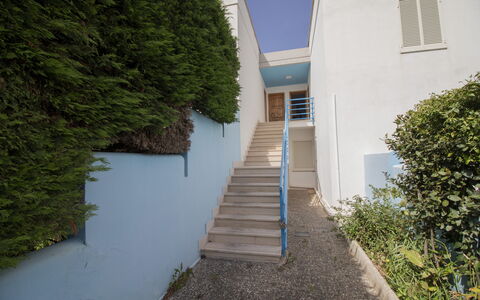 Celeste'S House in Torre Dell'Orso: Verbundwerkstoff, Treppe, Geländer, Schatten, Daylighting, Balkon, Farbe, Gips