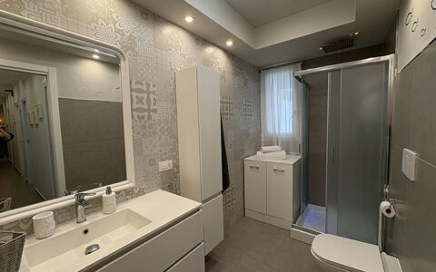Casa Amare: Bad Sink, Armatur, Flooring, Interior Design, Sinken, Fussboden, Badezimmerschrank, Badezimmer, Spiegel, Zapfhahn