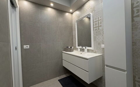 Casa Amare: Flooring, Wand, Interior Design, Fussboden, Armatur, Bad Sink, Badezimmerschrank, Badezimmer, Sinken, Decke