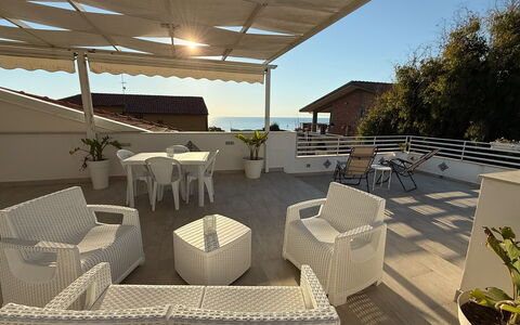 Casa Amare: Möbel, Stuhl, Gartenmöbel, Balkon, Tisch Im Freien, Wohnung, Schatten, Terrasse, Zimmerpflanze, Regenschirm