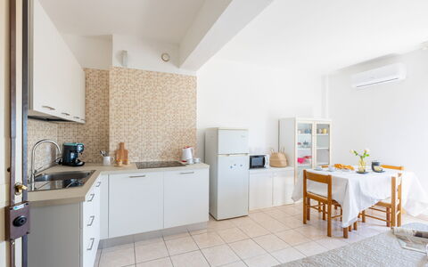Suite Riviera: Möbel, Interior Design, Flooring, Küche, Fussboden, Küchengerät, Decke, Countertop, Major Appliance, Zimmer