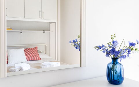 Suite Riviera: Möbel, Interior Design, Beleuchtung, Zimmer, Fussboden, Regale, Regal, Bilderrahmen, Dekokissen, Kissen