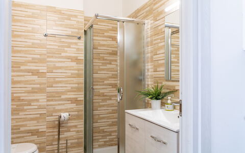 Suite Riviera: Badezimmer, Flooring, Armatur, Wand, Fussboden, Interior Design, Toilleten Sitz, Toilette, Badezimmerschrank, Sinken