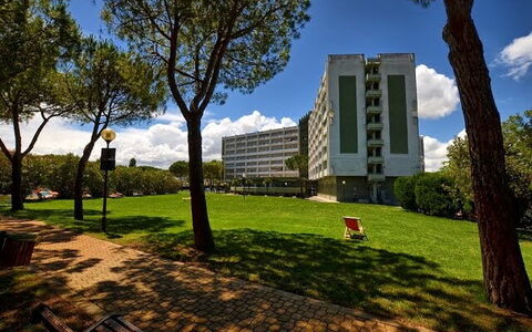 Suite Riviera: Wohnung, Strauch, Eigentumswohnung, Urban Design, Garten, Hauptquartier, Rasen, Landscaping, Schatten