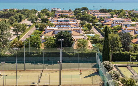 Suite Riviera: Wohngebiet, Landschaft, Urban Design, Tennisplatz, Vogelperspektive, Luftaufnahmen, Landscaping, Vorort, Estate, Park