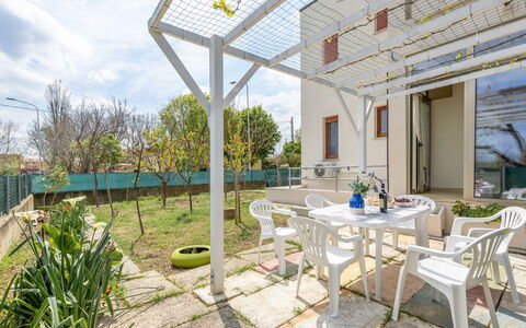 Casa di Lilia: Garten, Veranda, Garten, Schatten, Hinterhof, Stuhl, Landscaping, Zimmerpflanze, Gartenmöbel, Outdoor Struktur