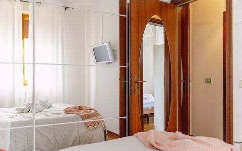 Casa di Lilia: Interior Design, Holz, Flooring, Möbel, Fussboden, Bett, Schlafzimmer, Beleuchtung, Zimmer, Zuhause