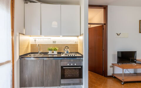 Casa di Lilia: Interior Design, Holz, Flooring, Möbel, Küchengerät, Zimmer, Küche, Major Appliance, Decke, Fussboden