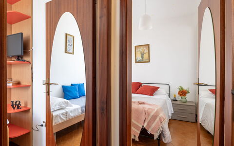 Casa di Lilia: Möbel, Interior Design, Holz, Fussboden, Flooring, Zimmer, Textil, Schlafzimmer, Bett, Beleuchtung