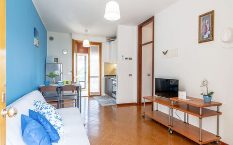 Casa di Lilia: Interior Design, Flooring, Möbel, Fussboden, Zimmer, Wohnung, Decke, Stuhl, Wohnzimmer, Holzbeize