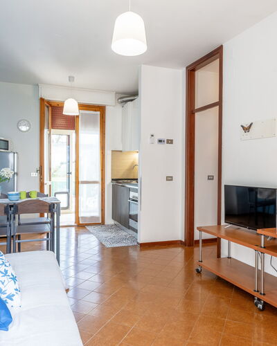 Casa di Lilia: Interior Design, Flooring, Möbel, Fussboden, Zimmer, Wohnung, Decke, Stuhl, Wohnzimmer, Holzbeize