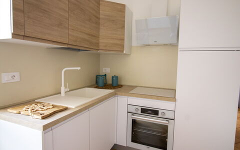 Sweet Dreams Home in Otranto: Küche, Countertop, Küchengerät, Cabinetry, Interior Design, Holz, Major Appliance, Flooring, Möbel, Spüle