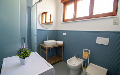 Sweet Dreams Home in Otranto: Flooring, Holz, Fussboden, Interior Design, Armatur, Bad Sink, Sinken, Zapfhahn, Badezimmer, Beleuchtung