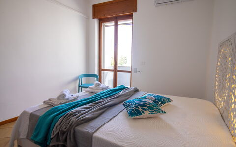 Sweet Dreams Home in Otranto: Interior Design, Möbel, Bett, Schlafzimmer, Fussboden, Holz, Flooring, Bettdecke, Bedding, Zimmer