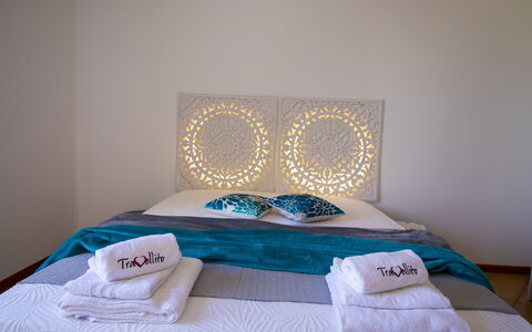 Sweet Dreams Home in Otranto: Bett, Möbel, Bedding, Schlafzimmer, Bettdecke, Interior Design, Linens, Fussboden, Kissen, Zimmer
