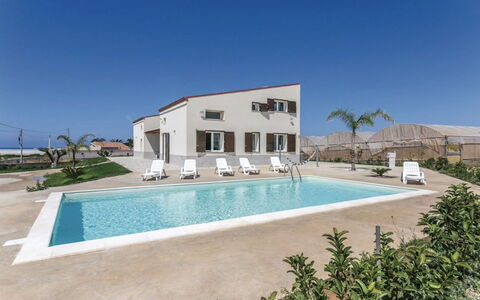 Villa Marzia: Verbundwerkstoff, Estate, Schwimmbad, Schatten, Villa, Hotel, Resort, Balkon