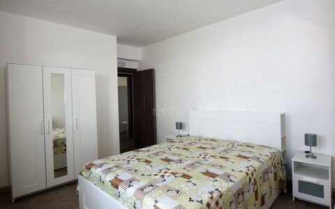 Villa Marzia: Bett, Möbel, Interior Design, Schlafzimmer, Bedding, Bettdecke, Fussboden, Flooring, Zimmer, Holz