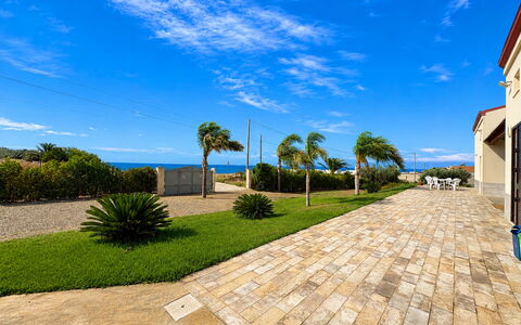 Villa Marzia: Blau, Meer, Ozean, Landscaping, Flagstone, Walkway, Küste, Schatten, Tropen