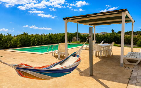 Villa Marzia: Gartenmöbel, Möbel, Schatten, Freizeit, Resort, Stuhl, Eco Hotel, Outdoor Struktur, Schwimmbad, Pergola