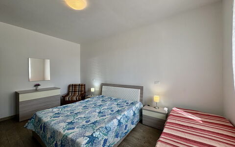 Villa Marzia: Möbel, Bett, Interior Design, Fussboden, Schlafzimmer, Flooring, Bettdecke, Holz, Bedding, Decke