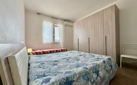 Villa Marzia: Bett, Möbel, Interior Design, Schlafzimmer, Fussboden, Flooring, Wand, Bedding, Bettdecke, Holz