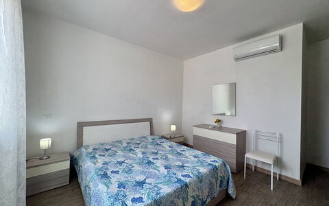 Villa Marzia: Bett, Interior Design, Schlafzimmer, Möbel, Fussboden, Flooring, Bedding, Bettdecke, Decke, Holz