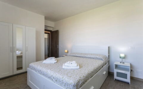 Villa Marzia: Bett, Schlafzimmer, Bedding, Interior Design, Bettdecke, Möbel, Fussboden, Decke, Flooring, Zimmer