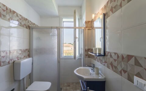Villa Marzia: Flooring, Fussboden, Verbundwerkstoff, Fliese, Wohnung, Armatur, Installation, Badezimmer, Light Fixture