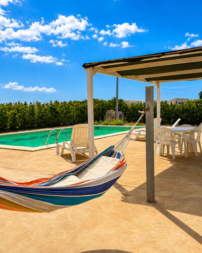 Villa Marzia: Gartenmöbel, Möbel, Schatten, Freizeit, Resort, Stuhl, Eco Hotel, Outdoor Struktur, Schwimmbad, Pergola