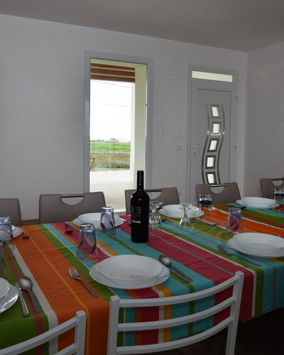 Villa Marzia: Möbel, Tabelle, Stuhl, Holz, Interior Design, Flooring, Küche & Esszimmer Tisch, Esszimmer, Beleuchtung, Fussboden