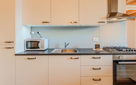 La Terza Casa: Küche, Countertop, Küchengerät, Cabinetry, Major Appliance, Interior Design, Holz, Flooring, Herd, Möbel