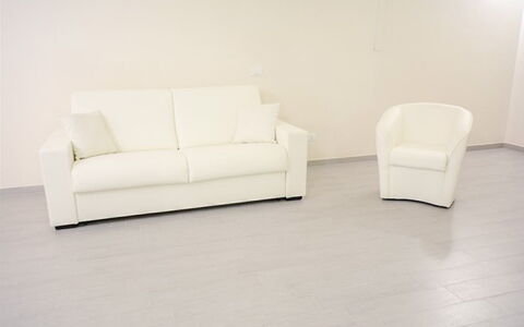 Villa Margherita: Möbel, Couch, Flooring, Interior Design, Fussboden, Wohnzimmer, Holzboden, Wohnung, Zuhause