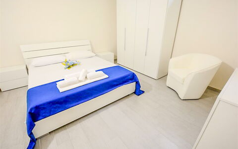 Villa Margherita: Flooring, Fussboden, Interior Design, Möbel, Schlafzimmer, Bett, Wohnung, Zimmer, Decke, Bettdecke