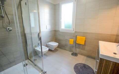 Villa Margherita: Flooring, Fussboden, Armatur, Interior Design, Badezimmer, Toilette, Installation, Zapfhahn, Fliese, Sinken