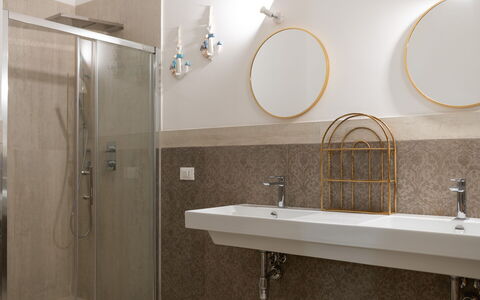 Villa Margherita: Wand, Armatur, Flooring, Interior Design, Bad Sink, Badezimmer, Light Fixture, Fussboden, Zapfhahn, Beleuchtung
