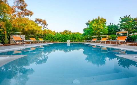 Villa Margherita: Blau, Schwimmbad, Resort, Gartenmöbel, Reflexion, Eco Hotel, Freizeit, Ferienort, Tropen, Hotel