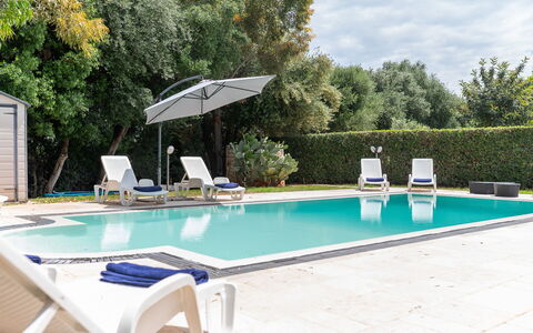 Villa Margherita: Schwimmbad, Blau, Gartenmöbel, Resort, Sonnenliege, Verbundwerkstoff, Schatten, Stuhl, Thermae, Estate