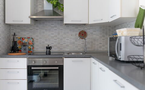 Villa Margherita: Küche, Countertop, Küchengerät, Cabinetry, Interior Design, Major Appliance, Flooring, Zuhause, Möbel, Sinken