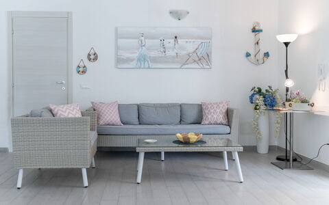 Villa Margherita: Möbel, Interior Design, Couch, Flooring, Fussboden, Tabelle, Wohnzimmer, Zimmer, Stuhl, Beleuchtung