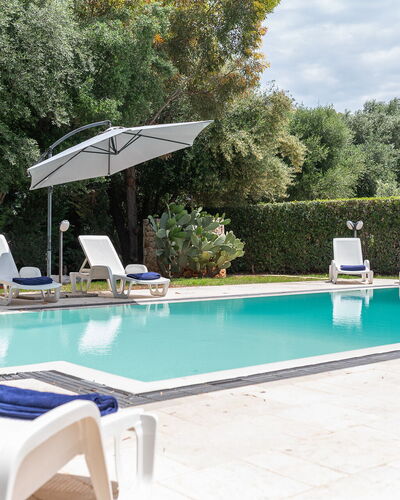 Villa Margherita: Schwimmbad, Blau, Gartenmöbel, Resort, Sonnenliege, Verbundwerkstoff, Schatten, Stuhl, Thermae, Estate