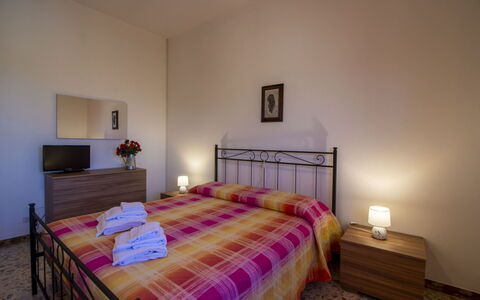 Gli Ulivi: Bett, Interior Design, Schlafzimmer, Fussboden, Möbel, Flooring, Holz, Bettdecke, Bedding, Zimmer